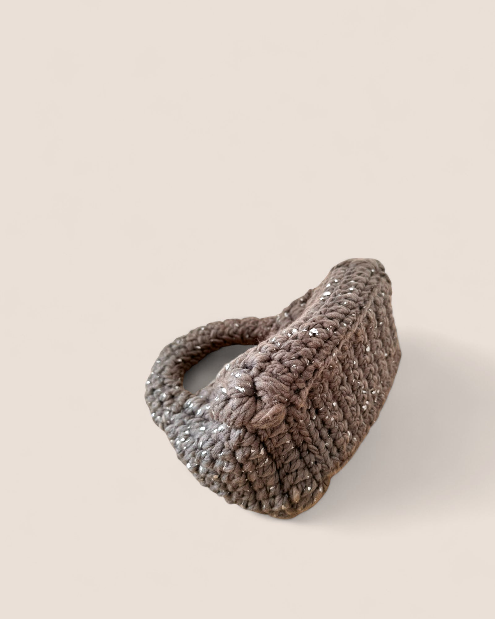 Detalle del tejido grueso con destellos plateados del bolso Bombón Piedra.