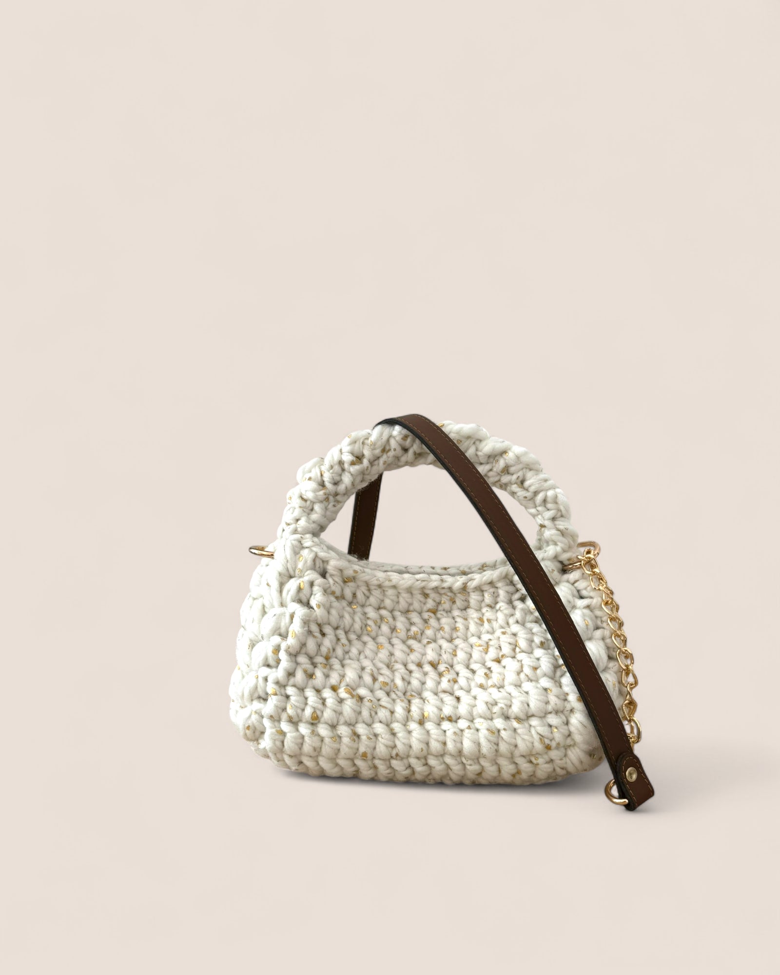 Vista frontal del bolso Bombón Blanco — diseño artesanal sostenible FW25/26.