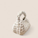 Detalle del tejido grueso con hilos blancos y dorados del bolso Bombón Blanco.