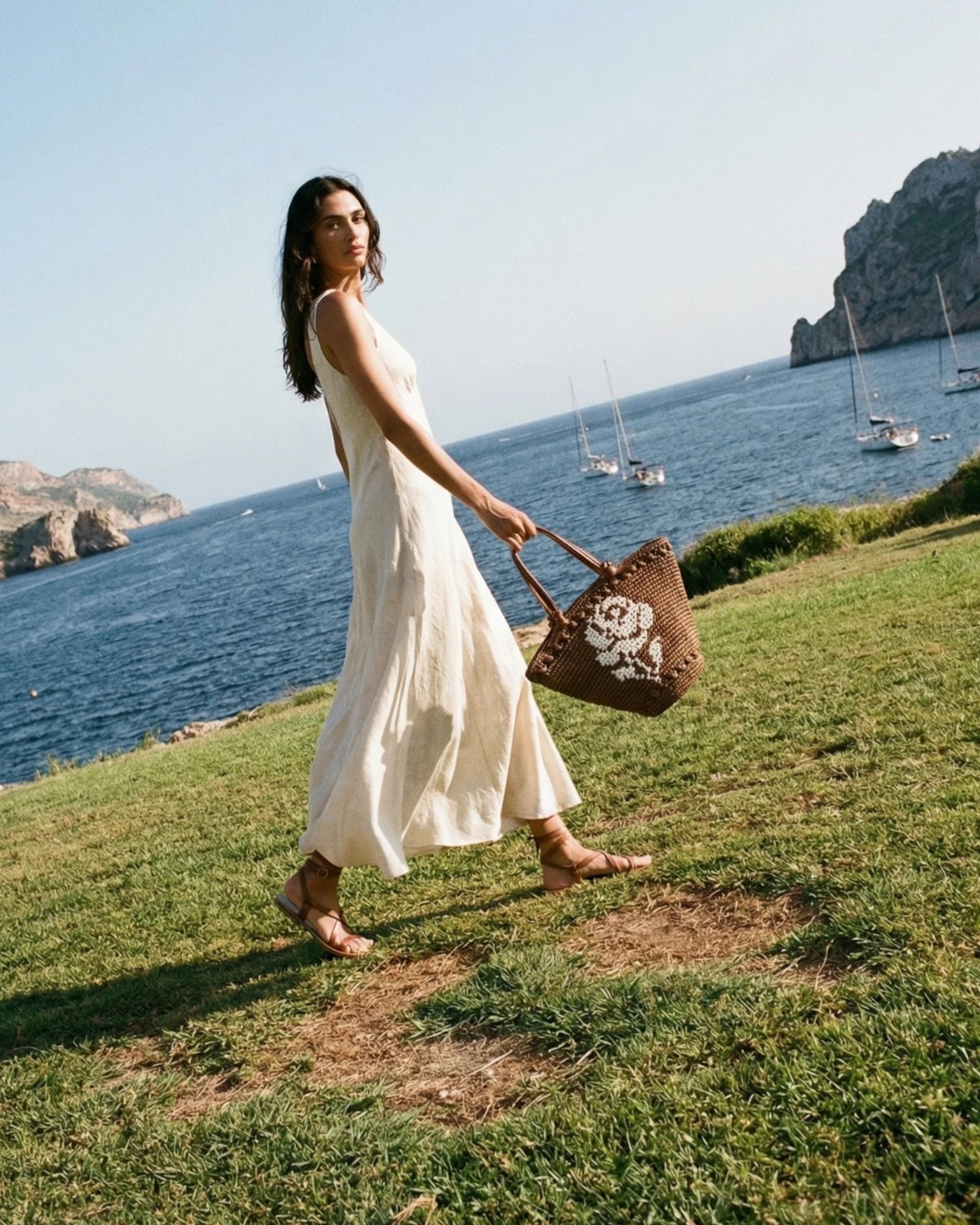 Modelo en la playa con el capazo Lola Chocolate