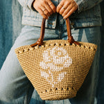 Vista del capazo Lola en las manos de una modelo The Labbo