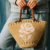 Vista del capazo Lola en las manos de una modelo The Labbo