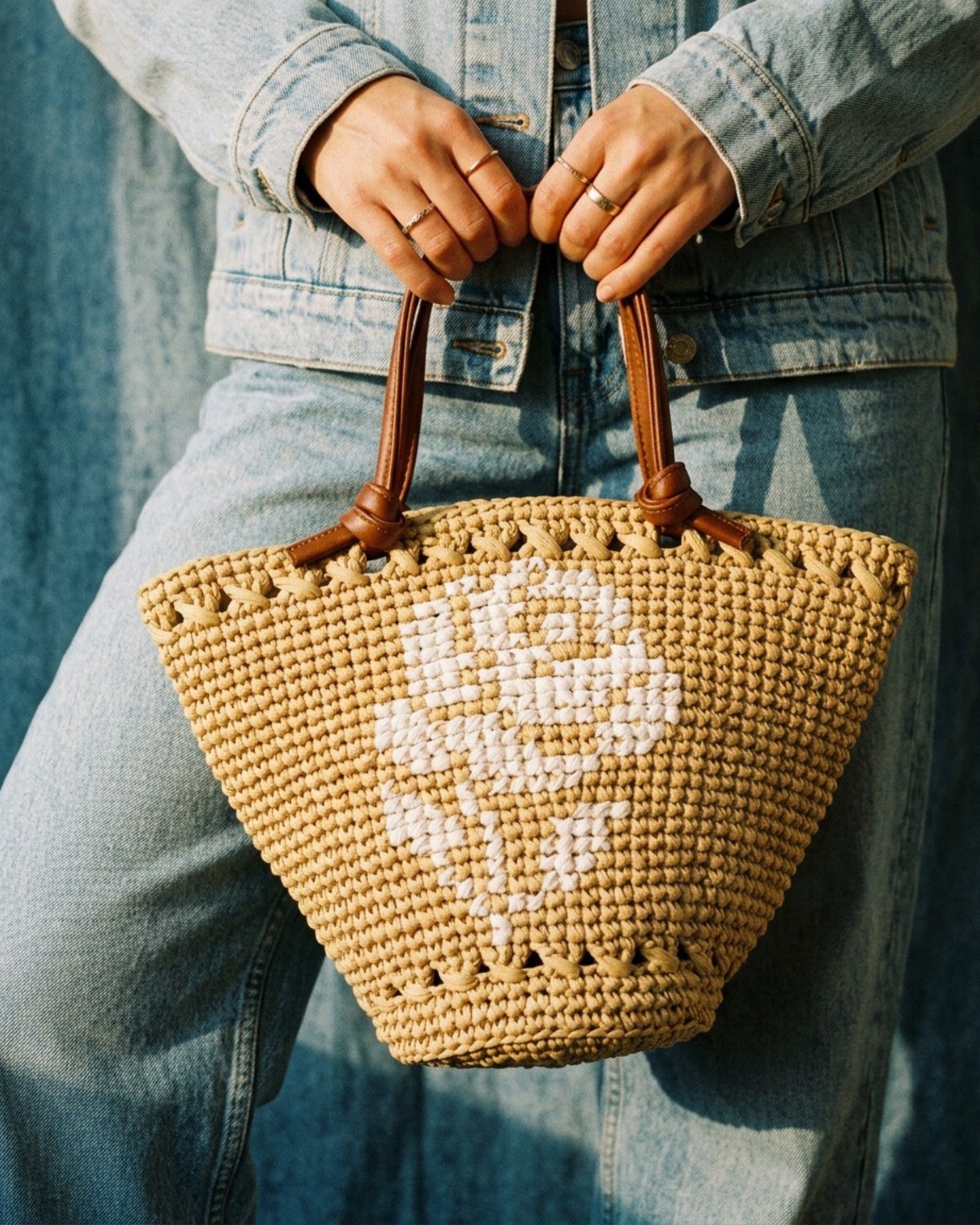 Vista del capazo Lola en las manos de una modelo The Labbo