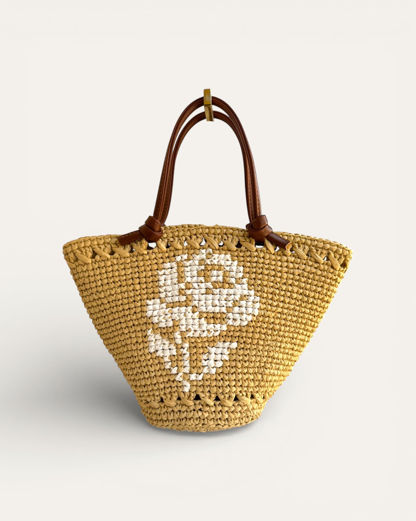 Mini Capazo Lola de rafia artesanal con bordado floral blanco