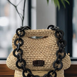 El bolso que lo tiene todo: textura, forma y contraste