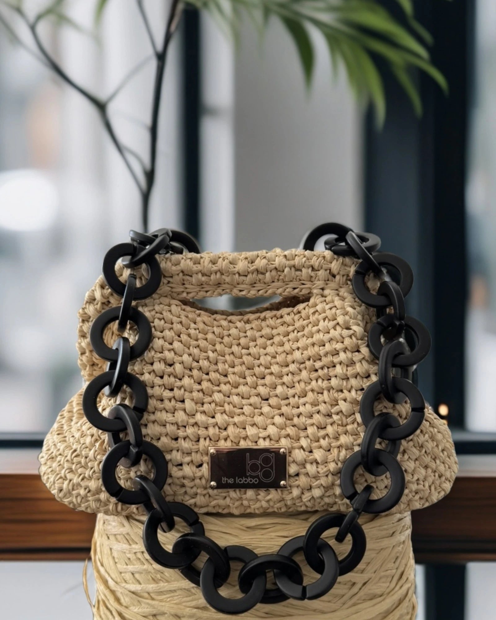 El bolso que lo tiene todo: textura, forma y contraste