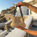 Tamaño del clutch rafia natural muestra del tejido hecho a mano