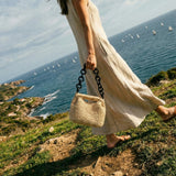 Clutch de rafia natural cogido de la cadena acrílica