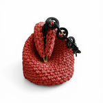 bolso clutch rojo de rafia textura detalle tejido
