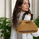 Descubre nuestro clutch de rafia con cadena negra XL