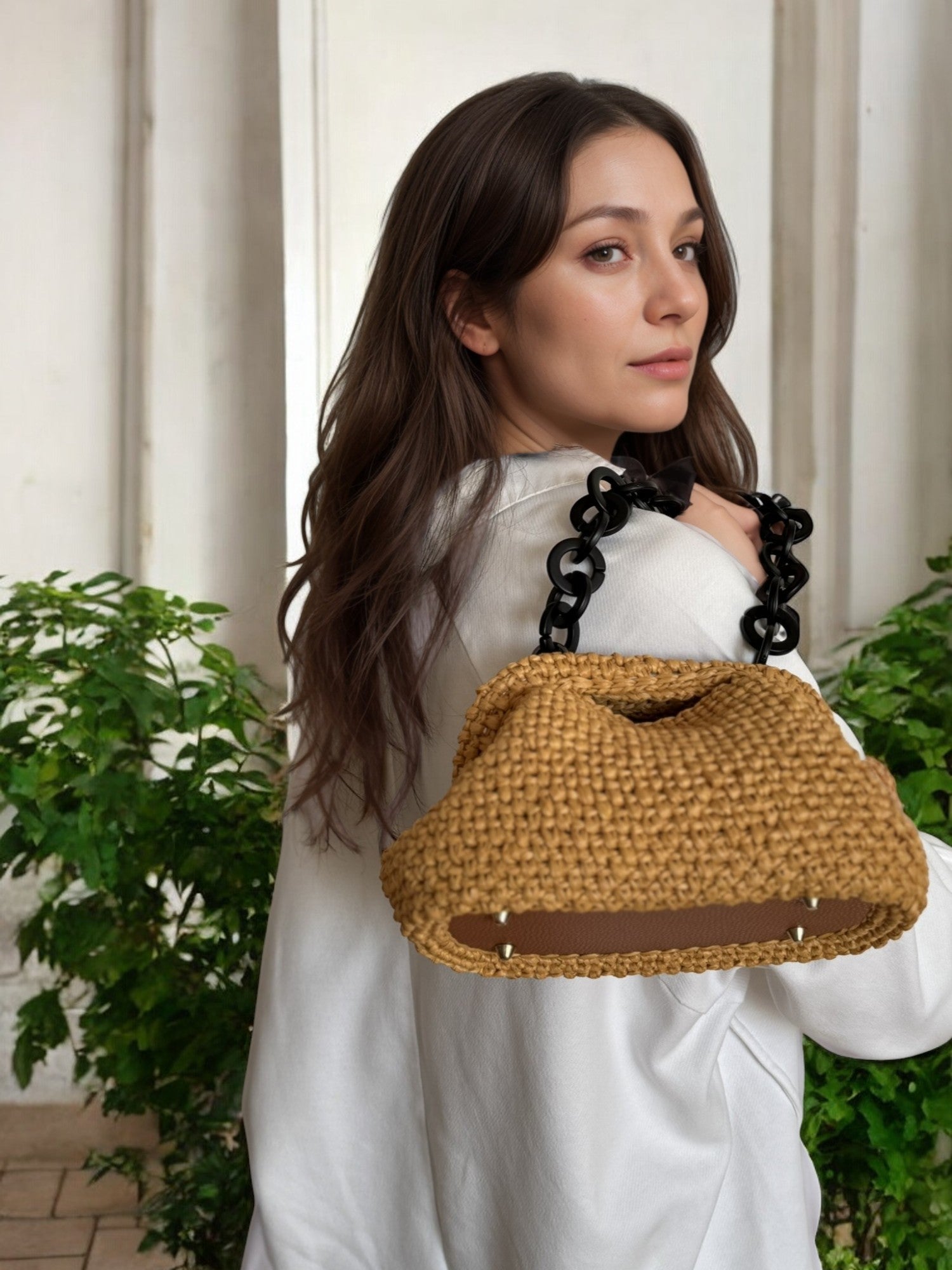 Descubre nuestro clutch de rafia con cadena negra XL