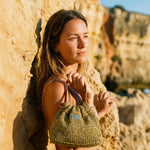 Vista de la correa del bolso copenhague dorado hecho a mano