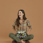 Modelo con bolso scrunch Copenhague Blanco Multicolor FW25/26 de The Labbo, bolso mediano artesanal con cadena extraíble.