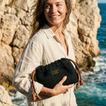 Bolso Copenhague negro con modelo en playa