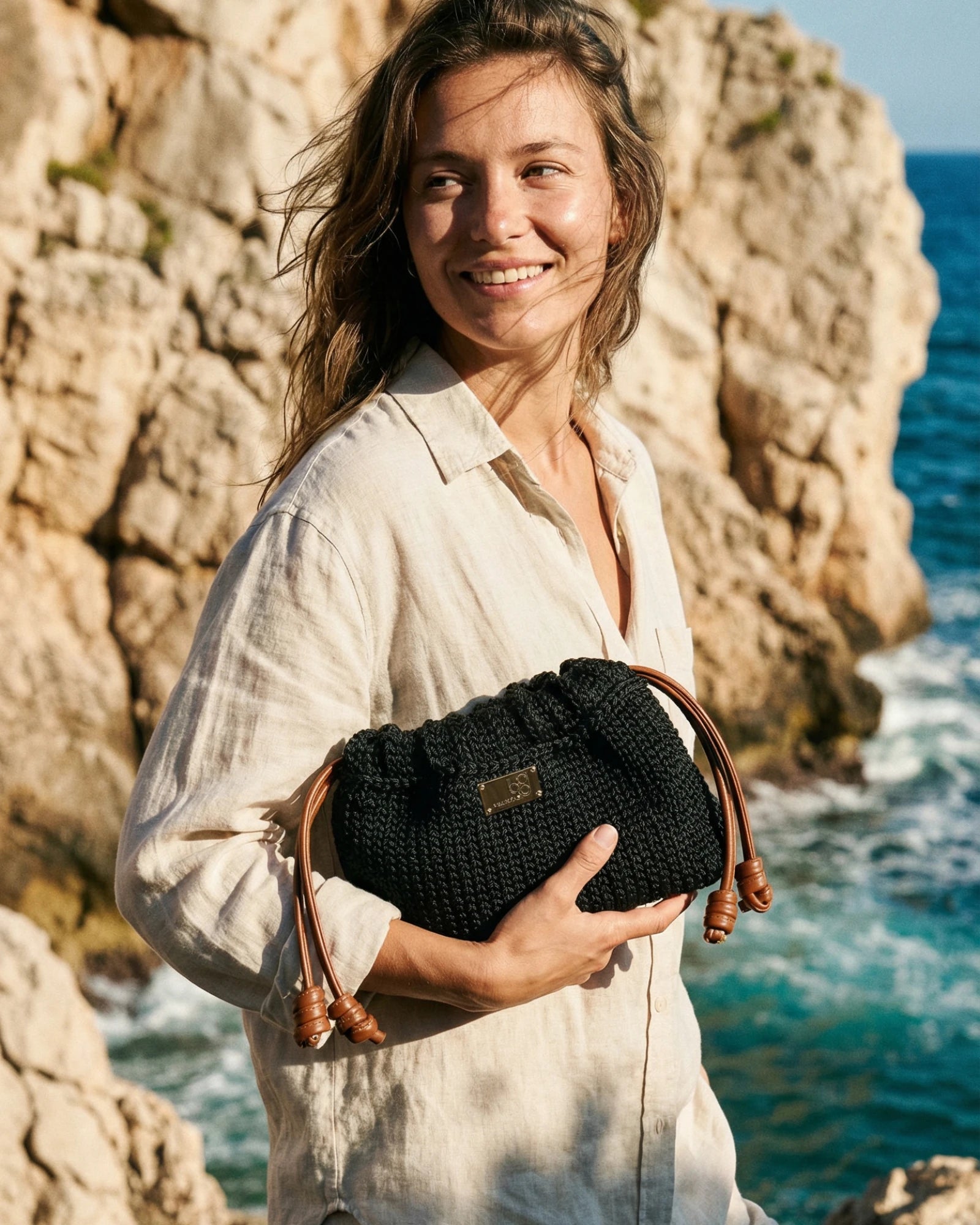 Bolso Copenhague negro con modelo en playa