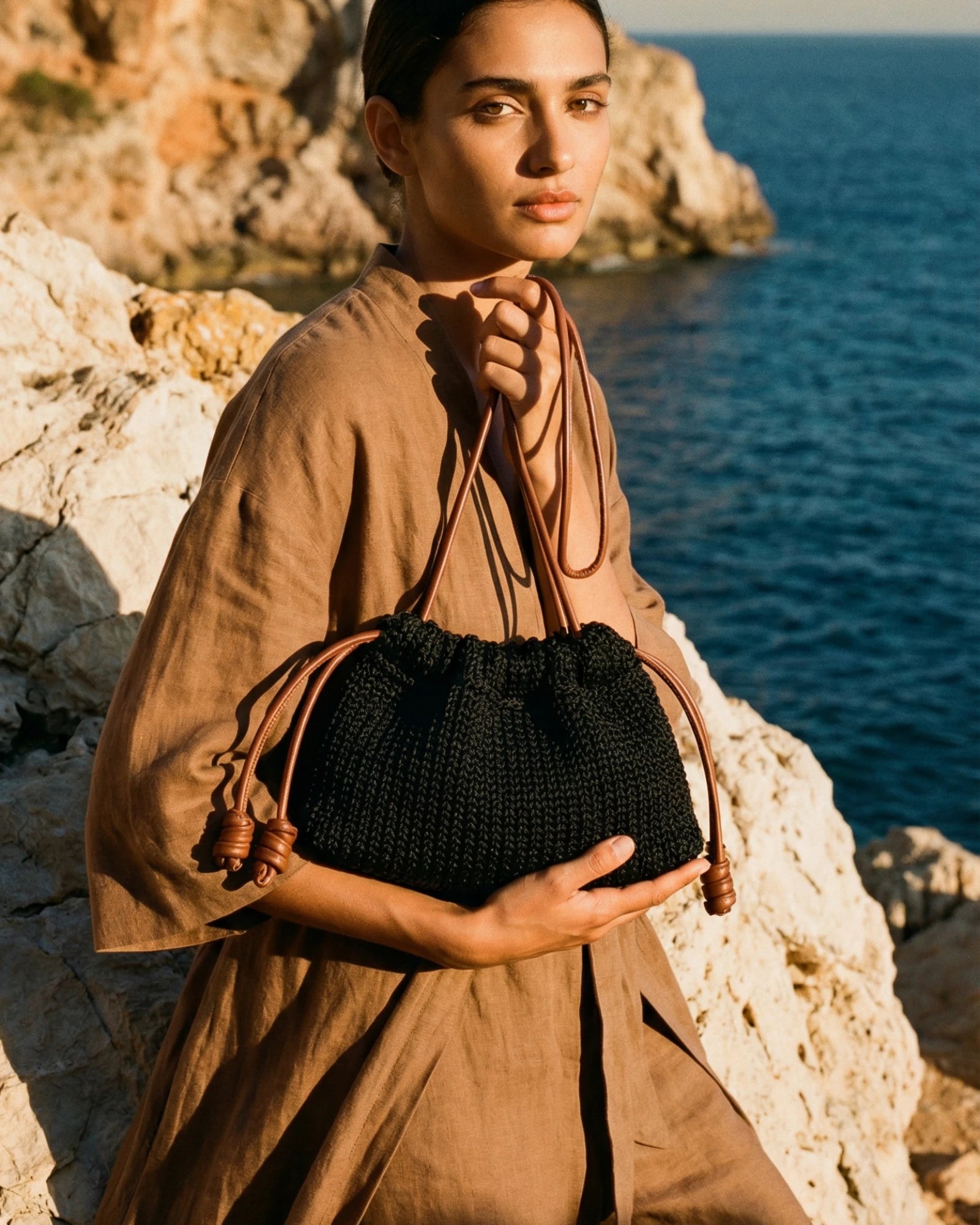 Bolso Copenhague negro con correa para colgar