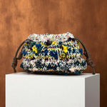 Bolso scrunch Copenhague Blanco Multicolor FW25/26 tejido artesanal en lana y polipropileno reciclado, con cadena extraíble de latón