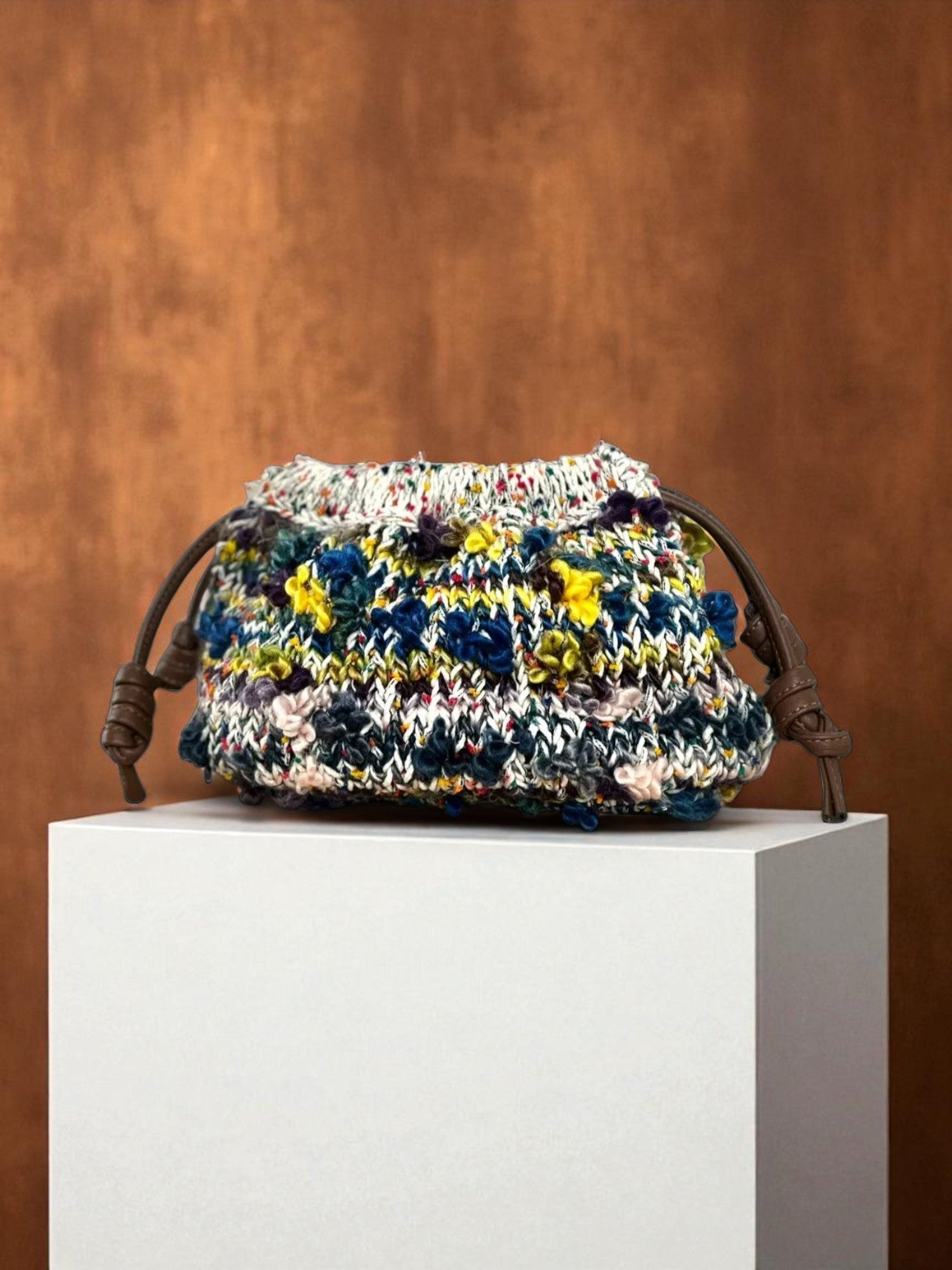 Bolso scrunch Copenhague Blanco Multicolor FW25/26 tejido artesanal en lana y polipropileno reciclado, con cadena extraíble de latón