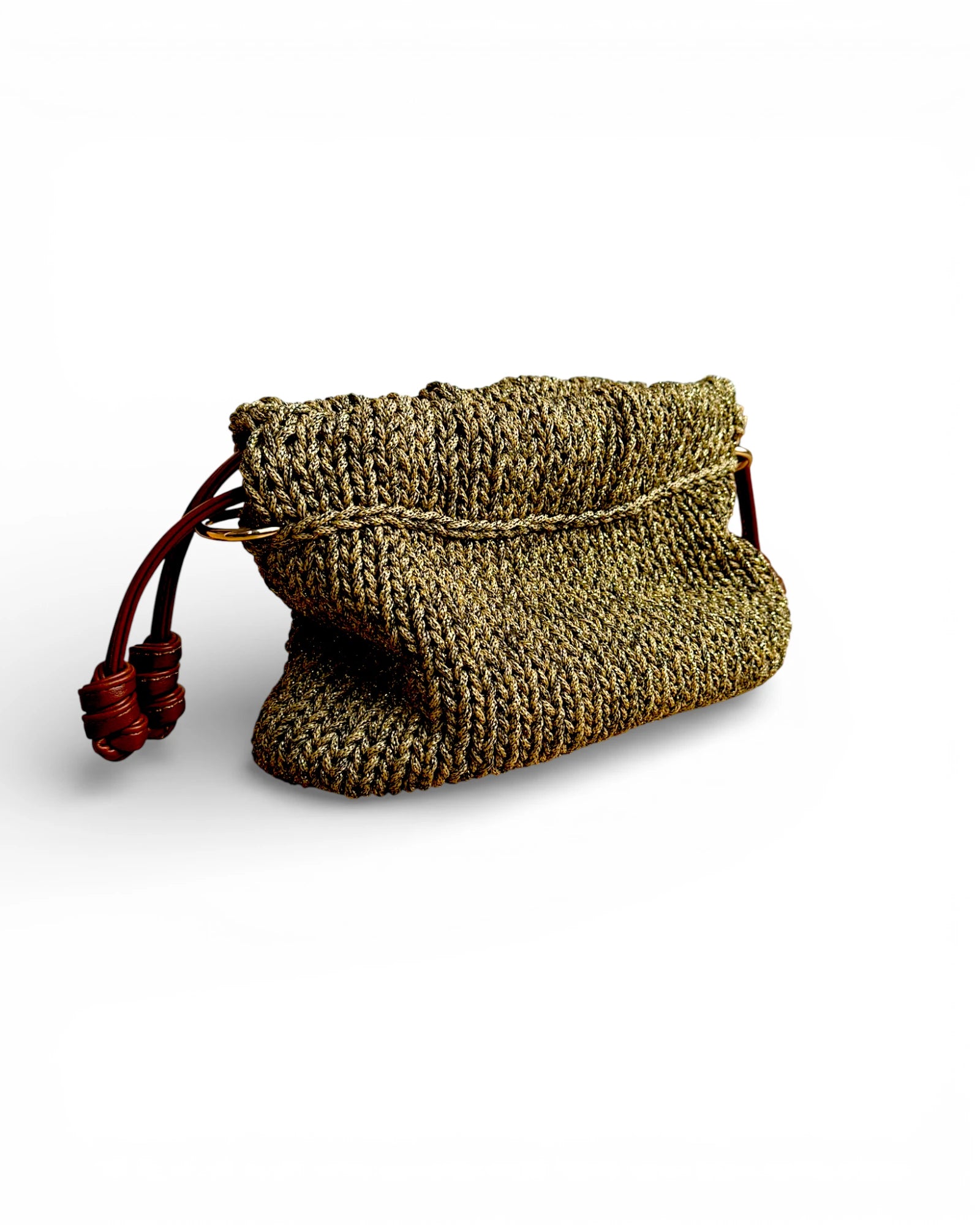 Detalle del tejido a mano del bolso Copenhagen Dorado en hilo reciclado
