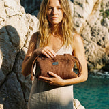 Bolso copenhague color tabaco con modelo en la playa