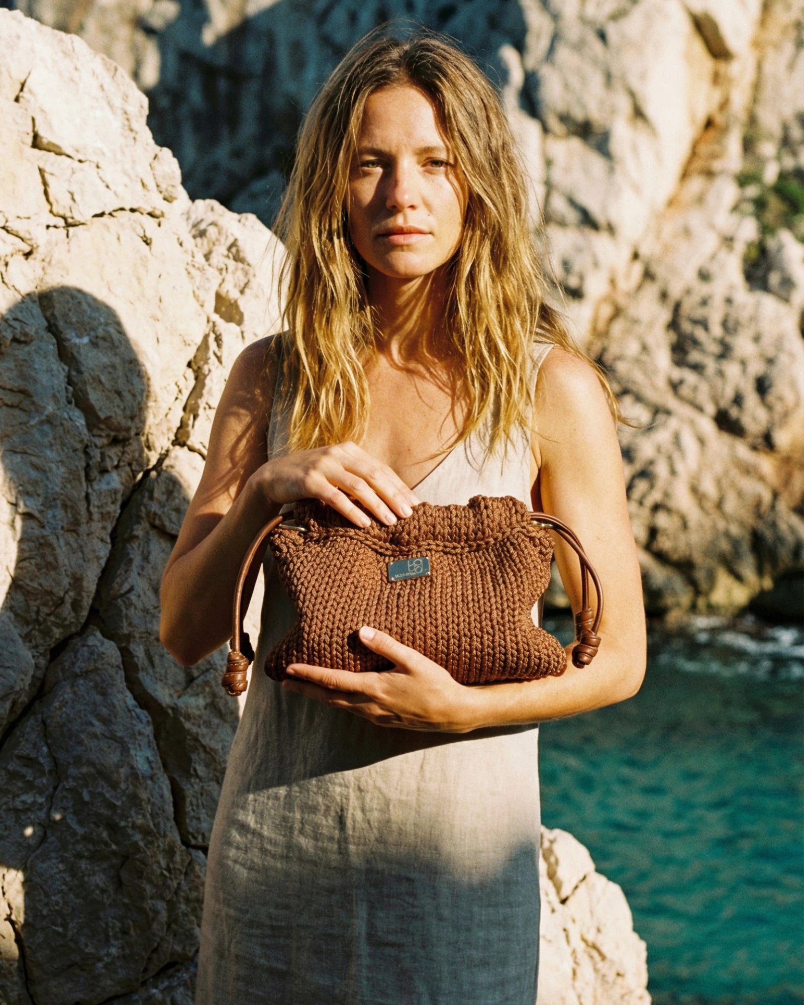 Bolso copenhague color tabaco con modelo en la playa