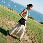 Chica caminando al borde la colina con un bolso copenhague lace negro tejido a crochet