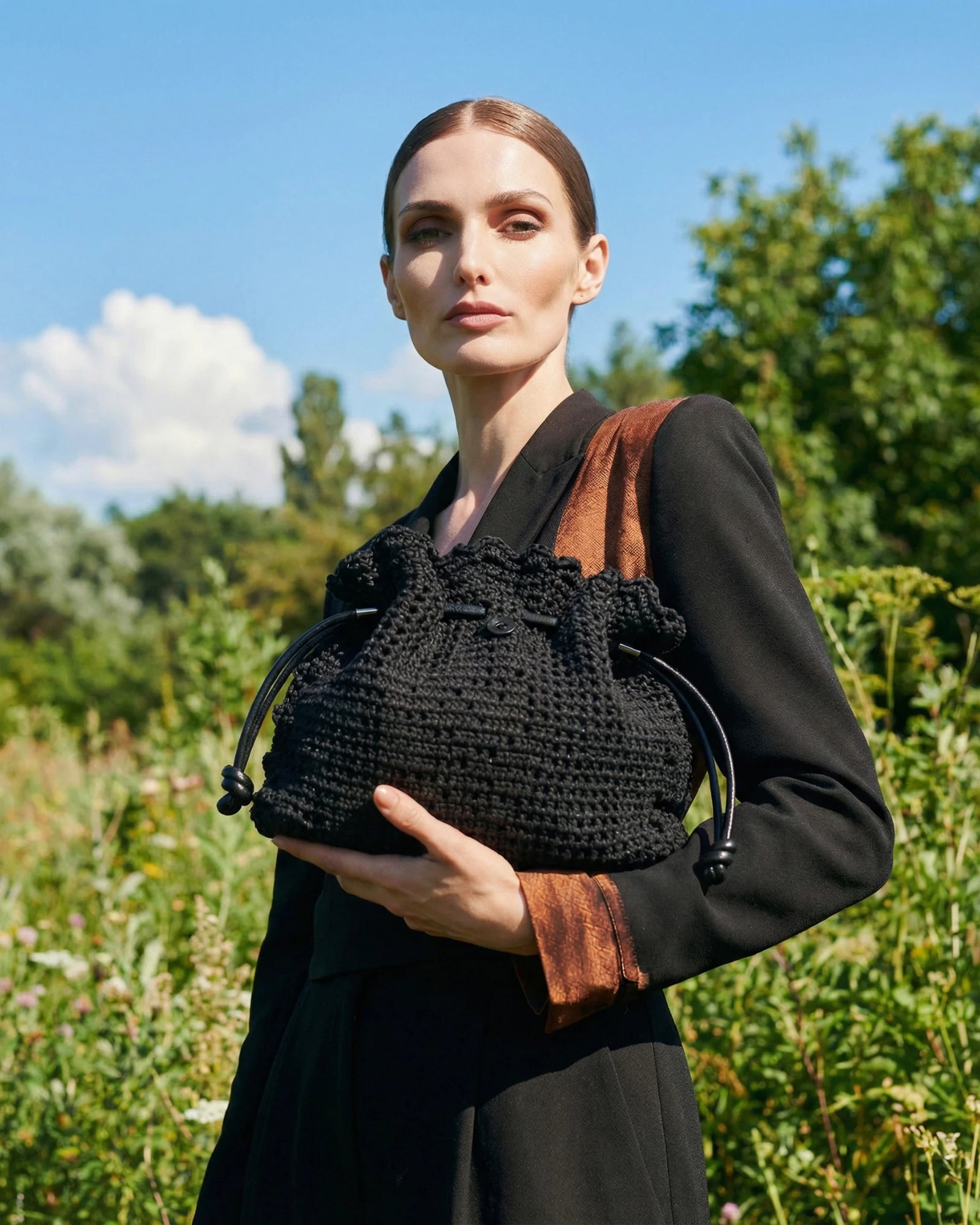 Modelo elegante sosteniendo el bolso copenhague lace negro colección SS2026