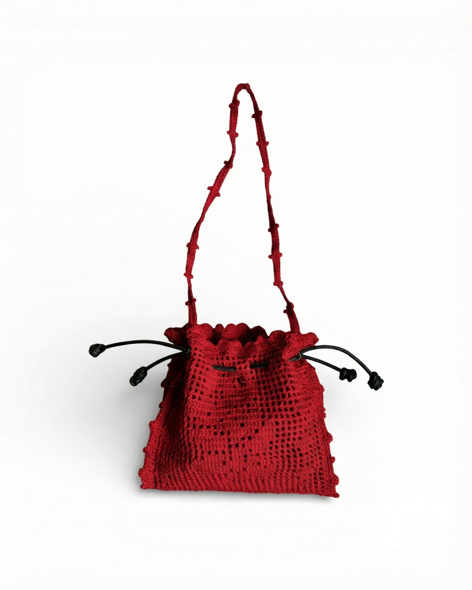 Vista frontal del bolso copenhague lace rojo tejido a filet crochet