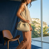 Vista de bolso cophenague Blanco sobre modelo. The Labbo