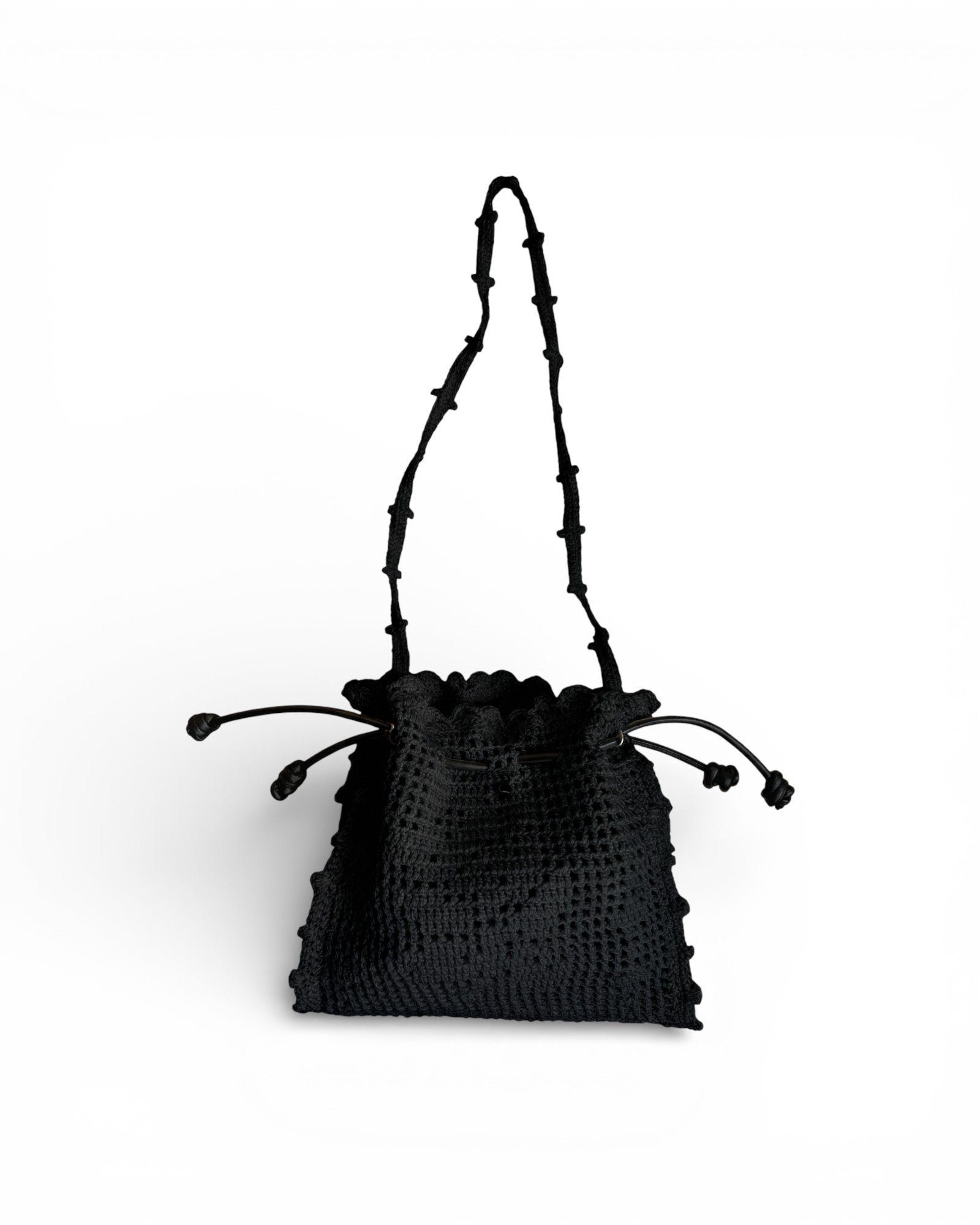 Vista frontal del bolso Copenhague Lace negro colección SS2026