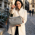 Detalle de como queda el bolso Copenhagen en color Plata, hilo reciclado