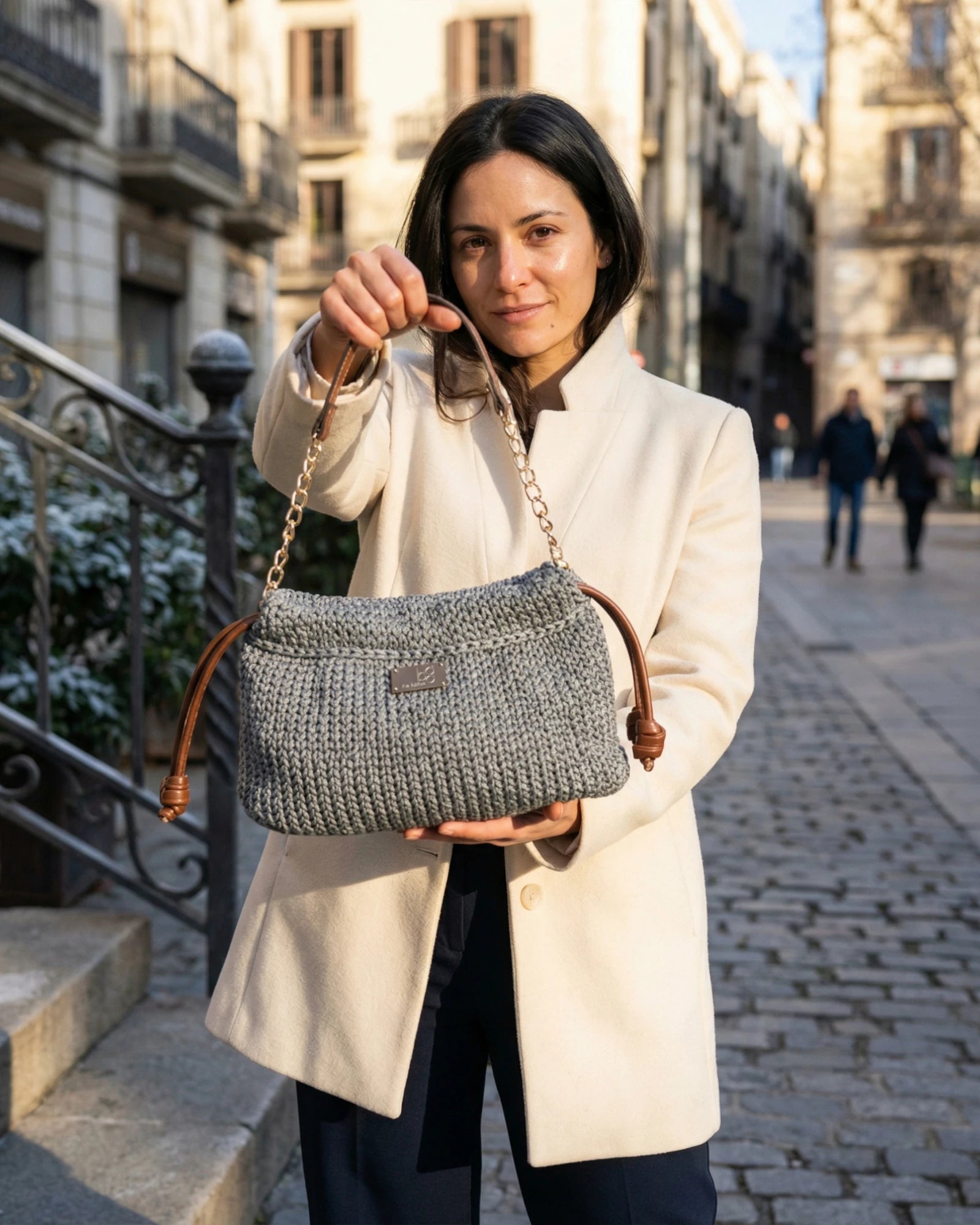 Detalle de como queda el bolso Copenhagen en color Plata, hilo reciclado