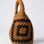 Detalle deltejido del Bolso Granny Mostaza en rafia vista lateral del crochet artesana