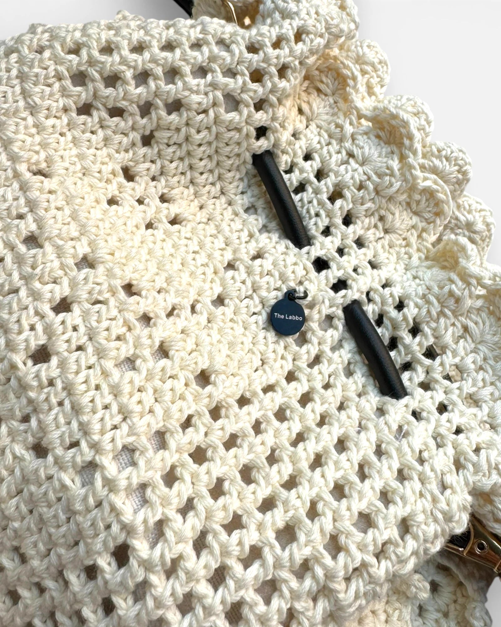 Detalle de textura crochet en bolso Copenhague Lace crudo hecho a mano