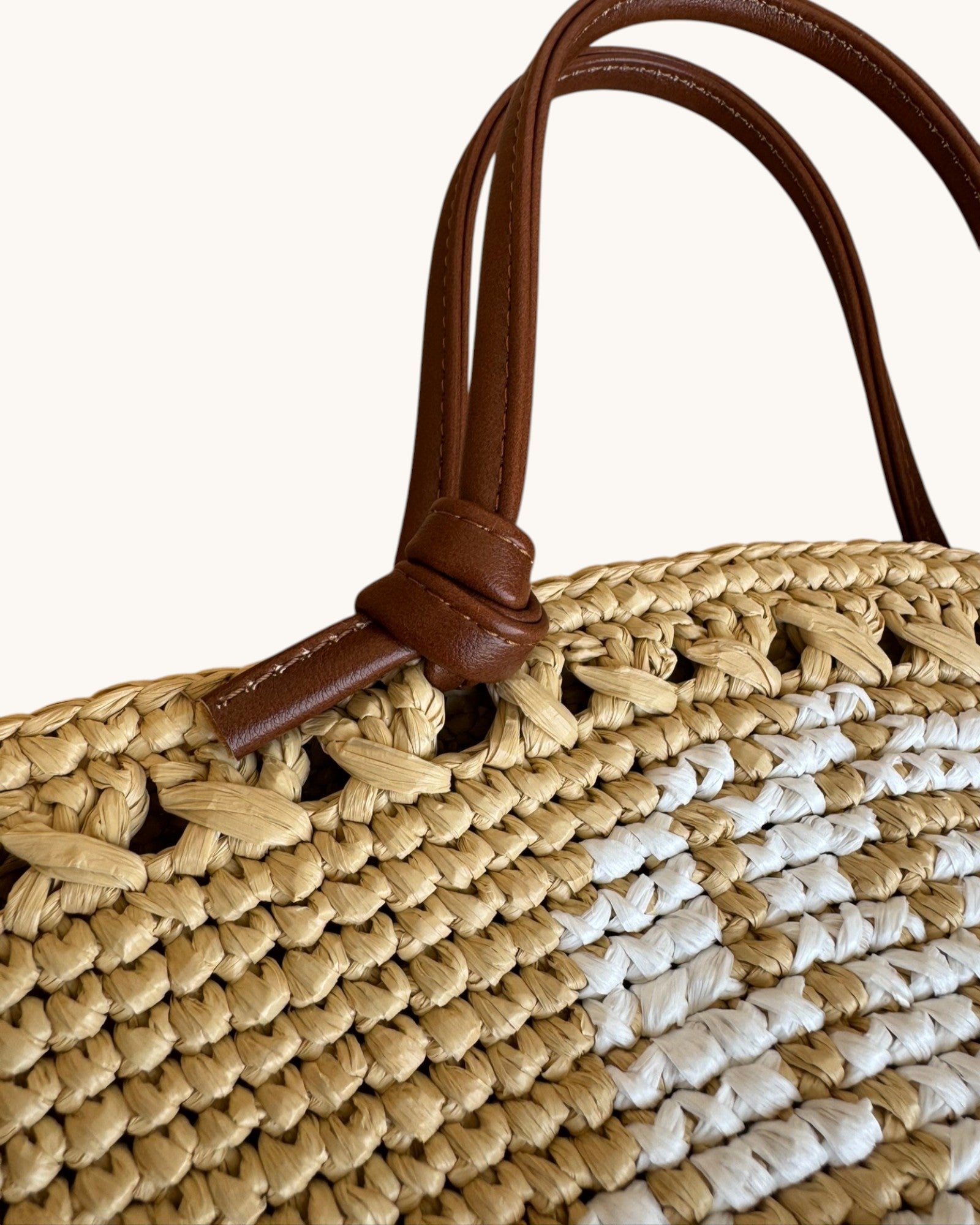 Detalle de las asas de cuero de microfibra del capazo Lola