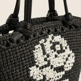Detalle del bordado del mini capazo Lola Negro