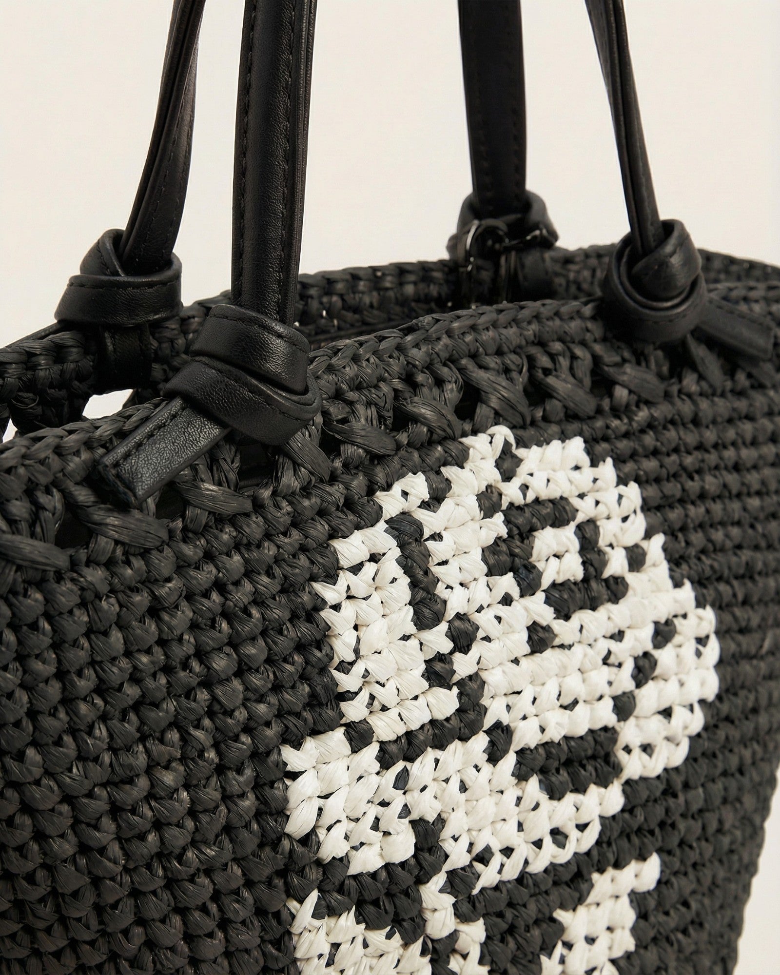Detalle del bordado del mini capazo Lola Negro