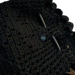 Bolso hecho a mano en negro con diseño textil inspirado en filet crochet