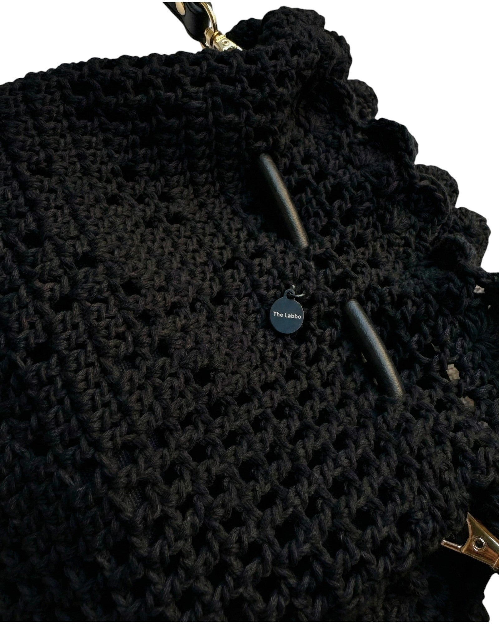 Bolso hecho a mano en negro con diseño textil inspirado en filet crochet