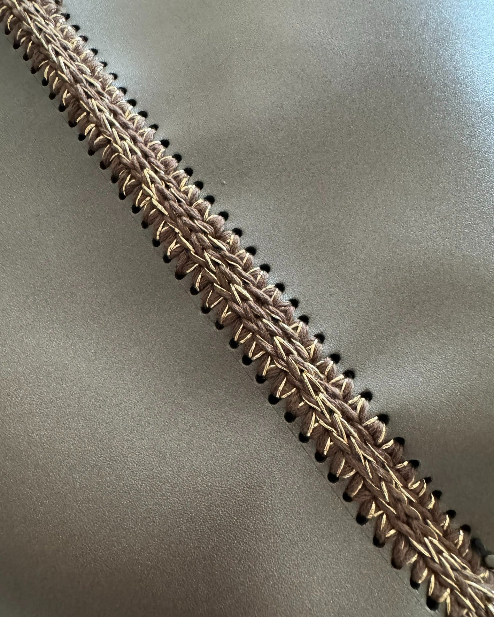 Detalle del tejido de lurex y algodón reciclado del bolso Mikado Bronce.