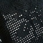 Detalle textura crochet negra hecha a mano