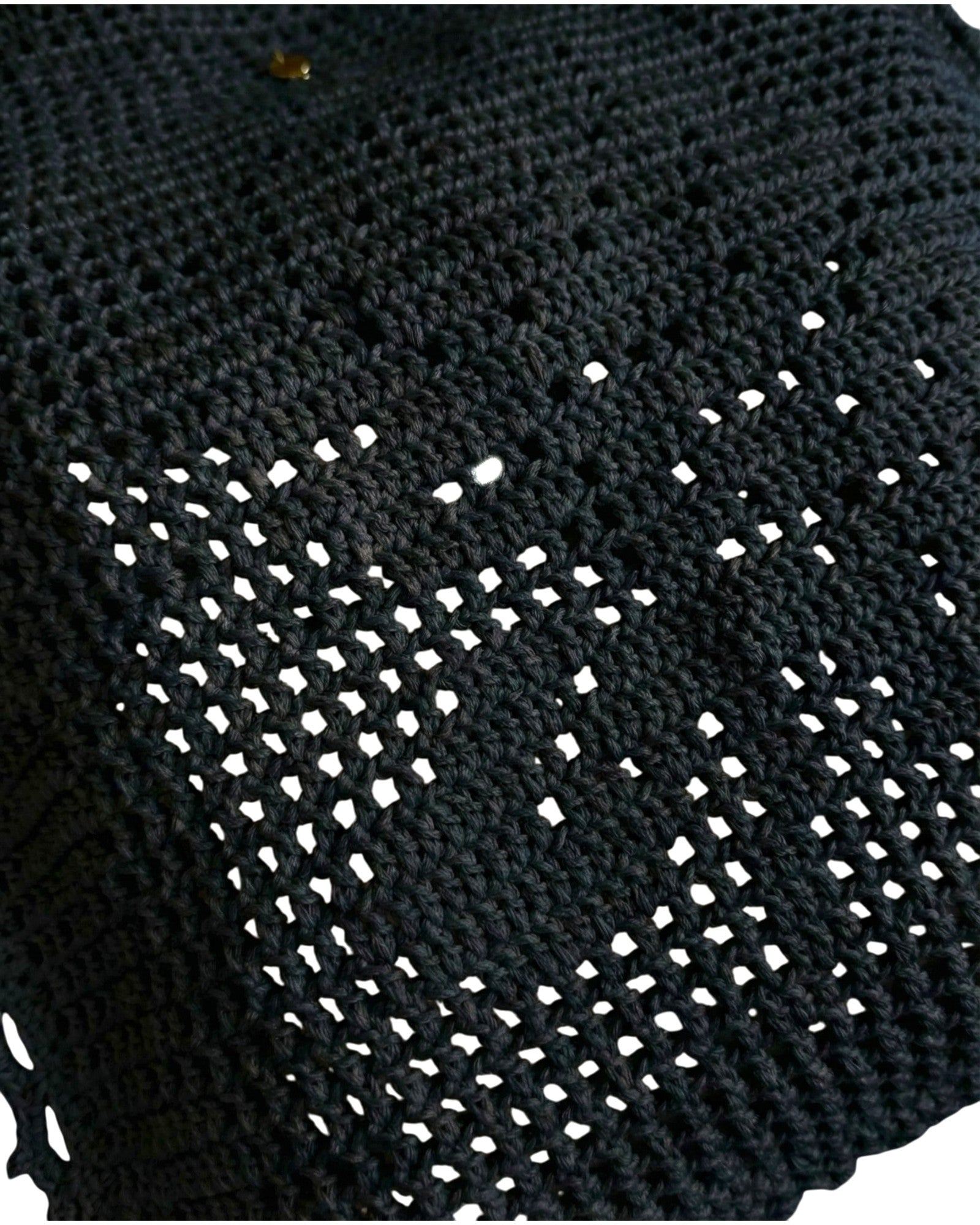Detalle textura crochet negra hecha a mano
