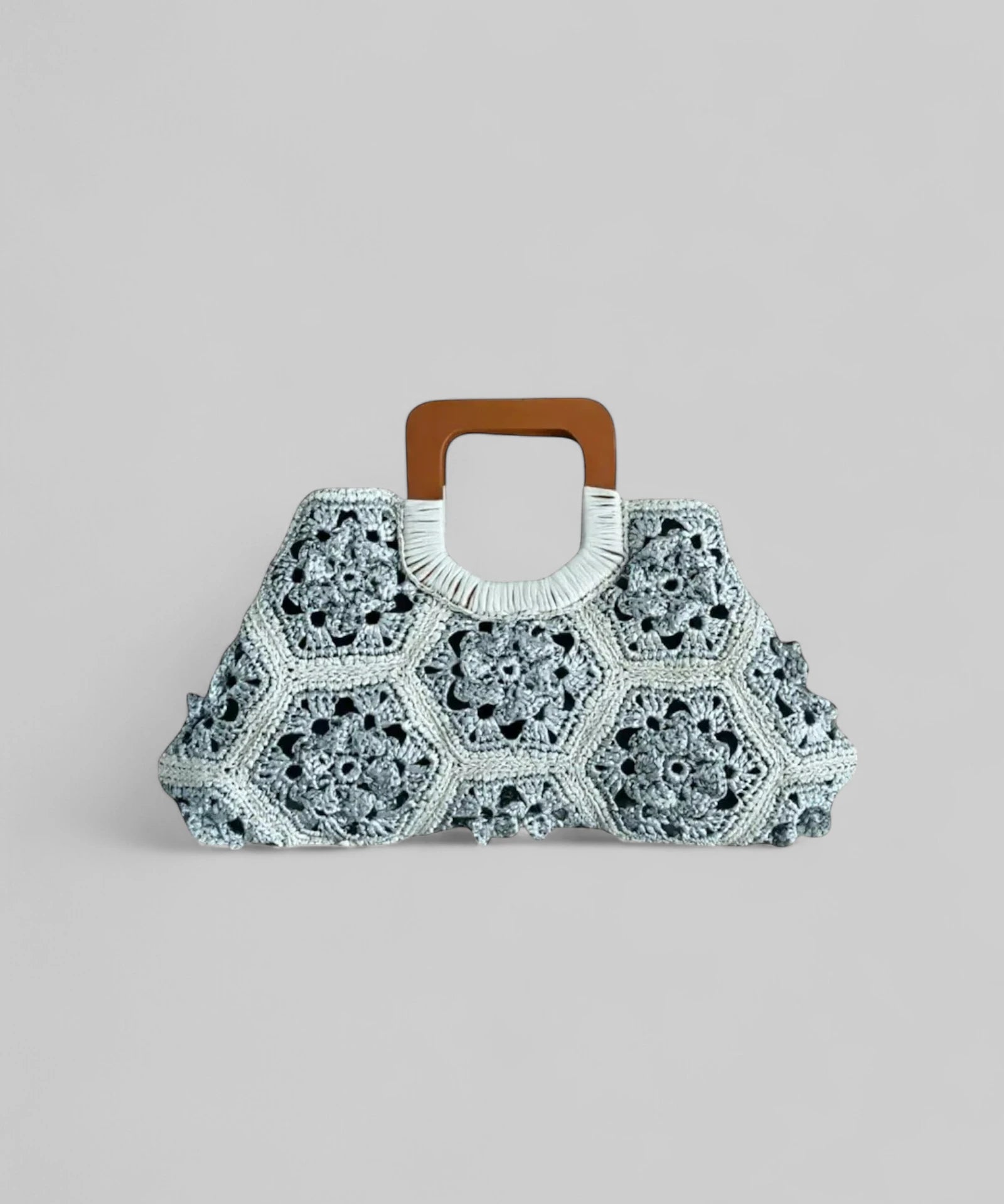 Bolso Flora de rafia en color plata con diseño de flores tejidas a mano