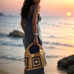 Bolso mostaza en la mano al atardecer