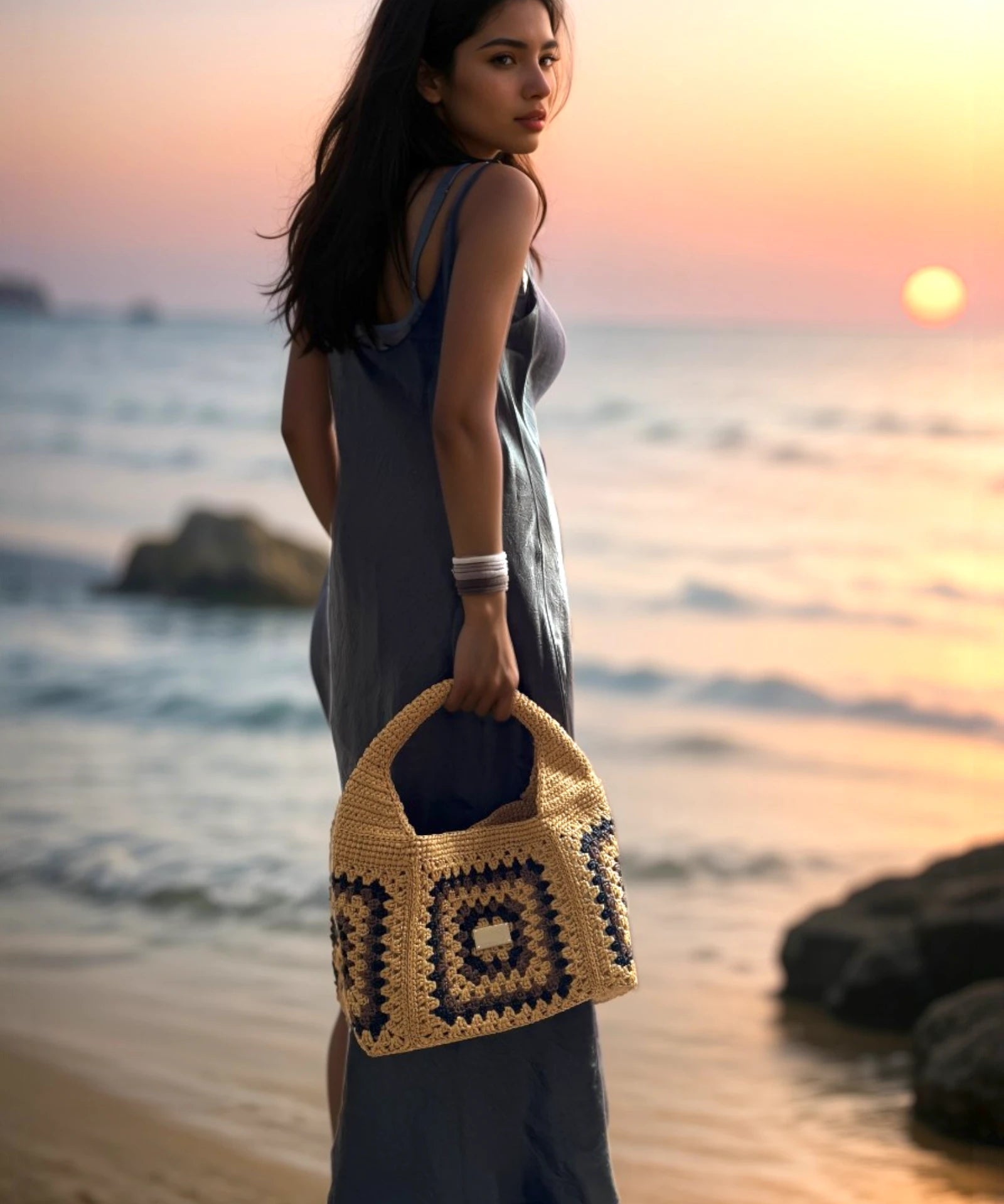 Bolso mostaza en la mano al atardecer