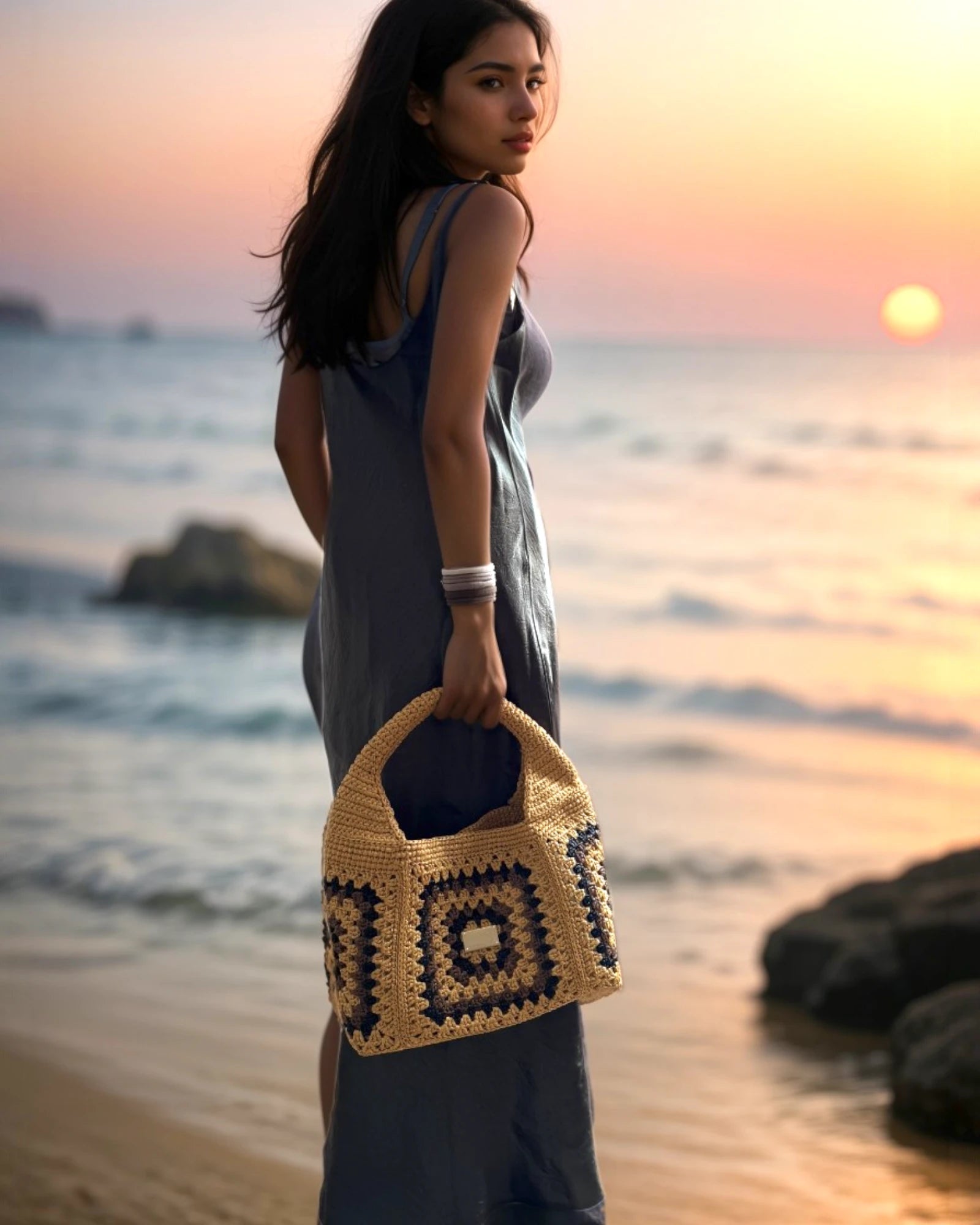 Bolso mostaza en la mano al atardecer