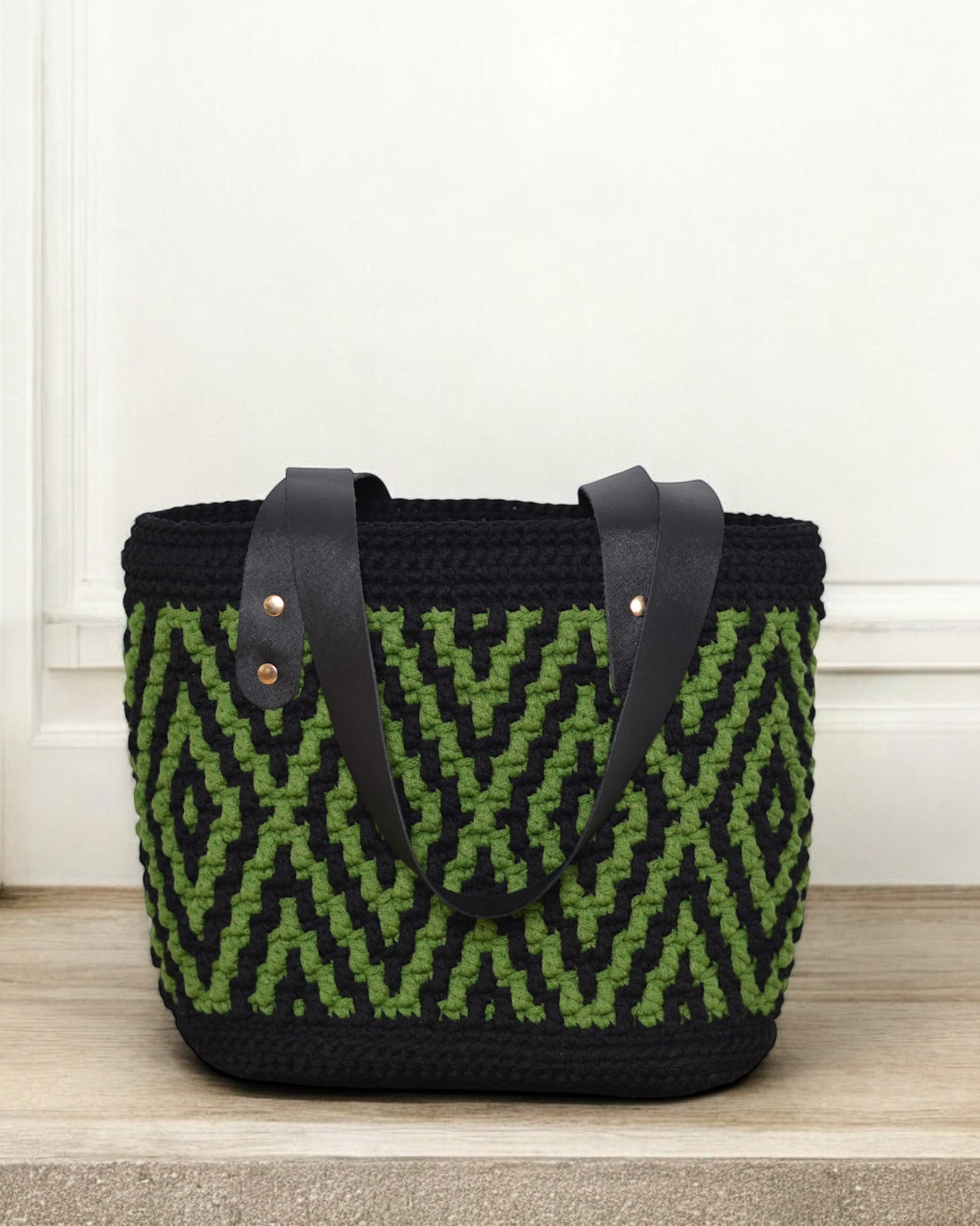 Tote bag trenzado con lana en color verde y negro