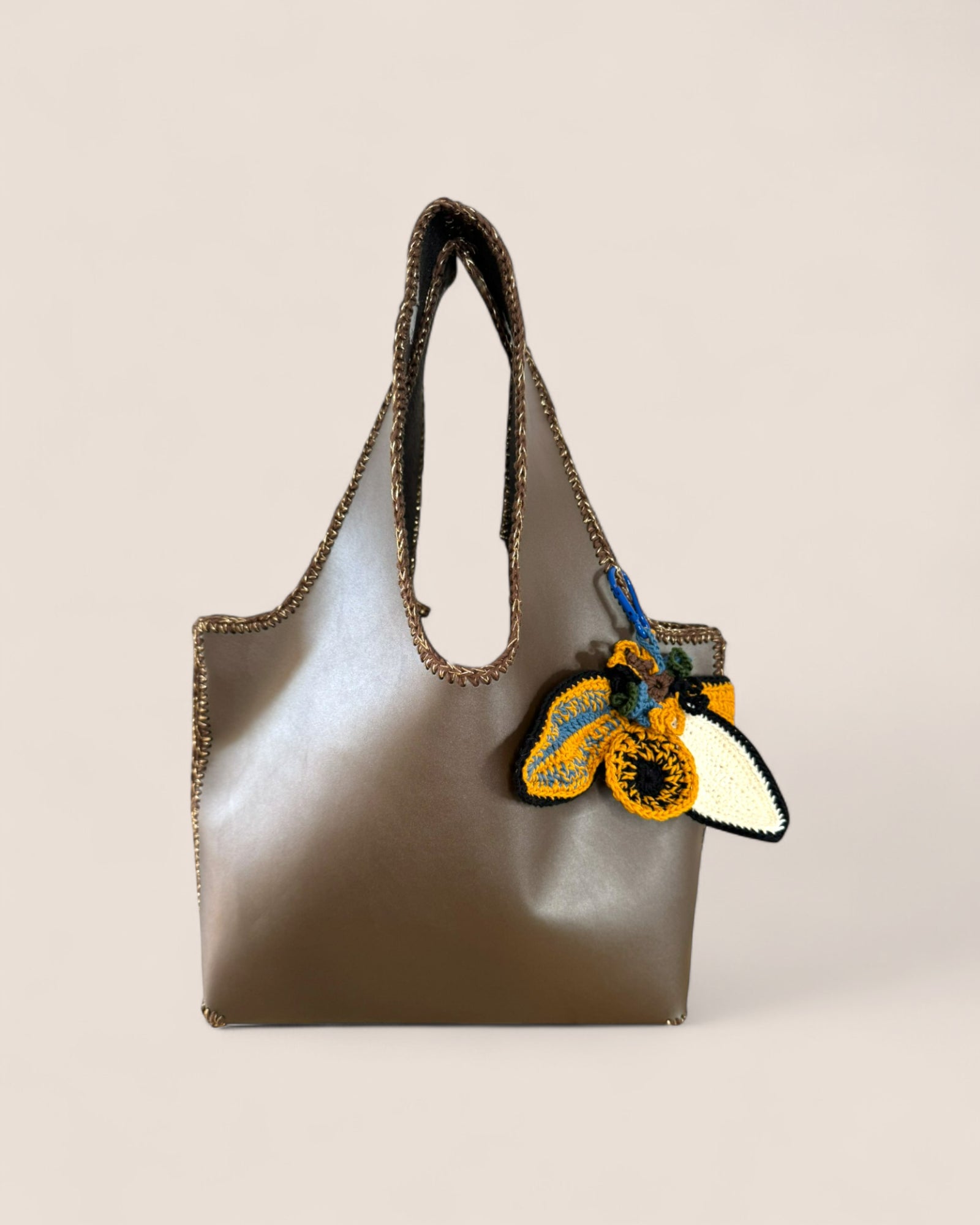 Bolso Mikado Bronce de The Labbo con textura metalizada artesanal.