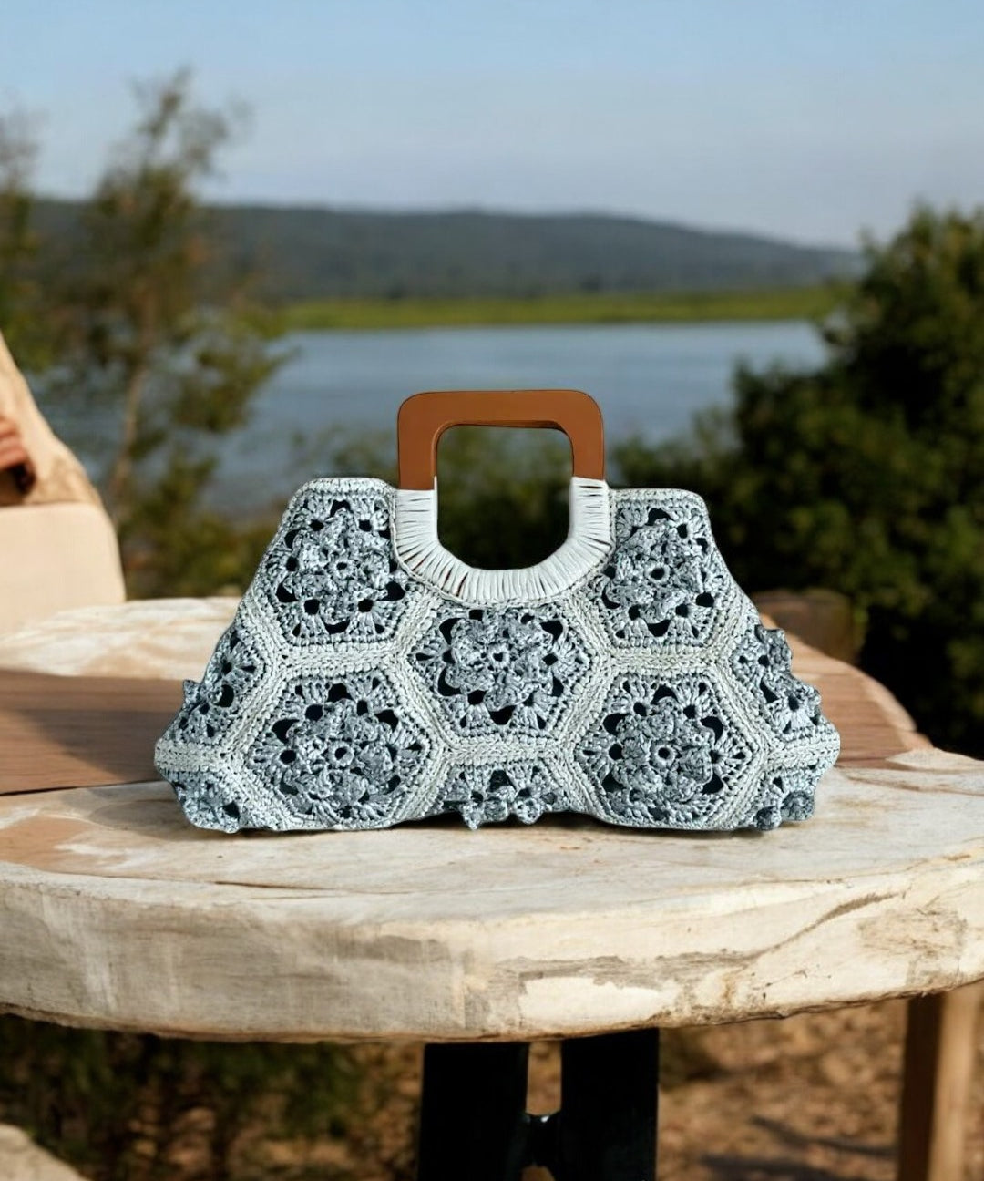 Detalle del tejido en crochet del bolso Flora plateado hecho en España