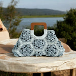 Detalle del tejido en crochet del bolso Flora plateado hecho en España